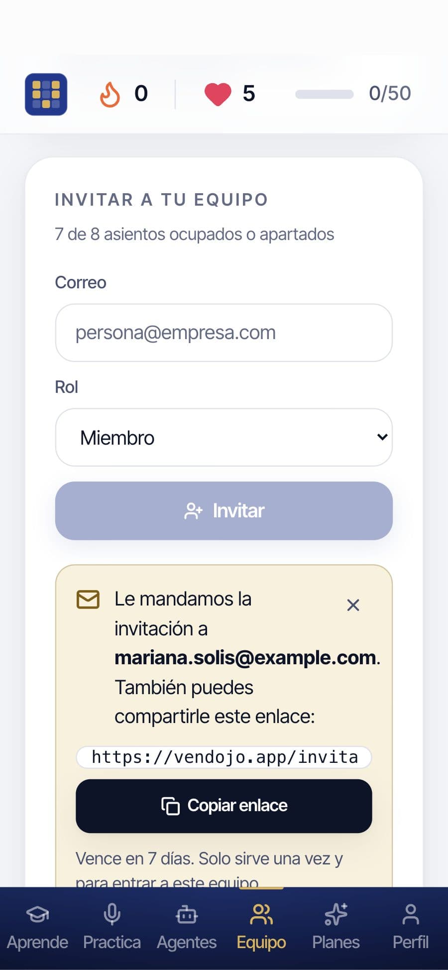 Invitar a tu equipo en el teléfono: la invitación recién enviada por correo y el enlace para compartirla.